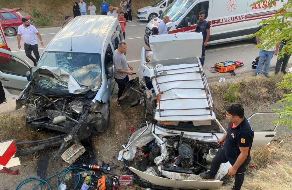 Korkunç kaza: 1 ölü, 5 yaralı Sinop’un Boyabat ilçesinde otomobil