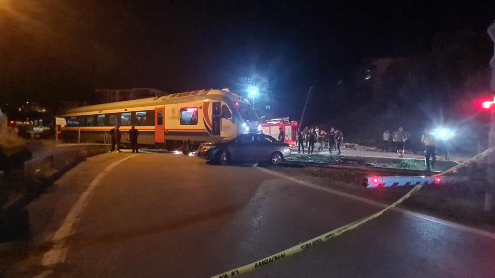 Yolcu treni otomobille çarpıştı; Yaralılar var Zonguldak’ta bir yolcu