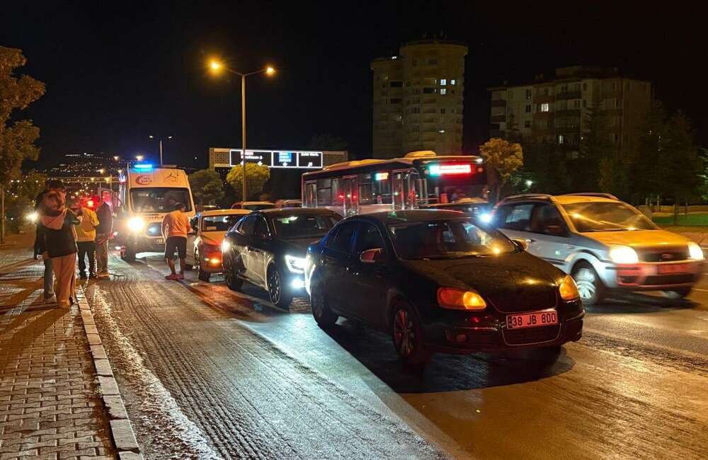 3 otomobil çarpıştı: 1 yaralı Kayseri’nin Melikgazi ilçesinde 3