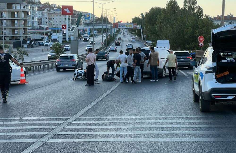 Bursa’da otomobilin çarptığı genç motosiklet sürücüsünün zor anları! Bursa-Mudanya yolu Güzelyalı giriş