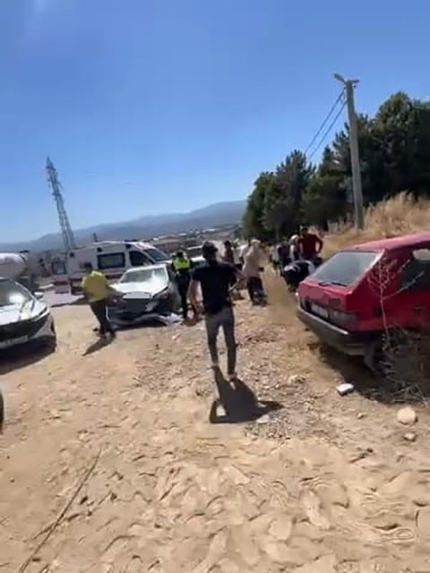Bursa’da iki otomobil kafa kafaya çarpıştı: 1’i bebek 6 yaralı Bursa’nın İnegöl ilçesinde iki