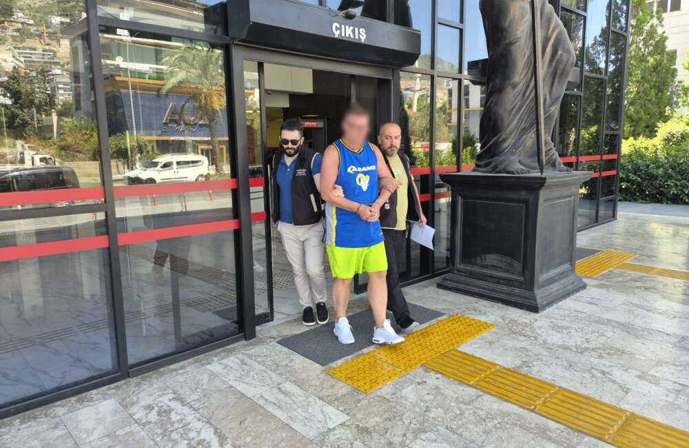 Türk bayrağına tüküren İngiliz turist tutuklandı Antalya'nın Alanya ilçesinde tatil