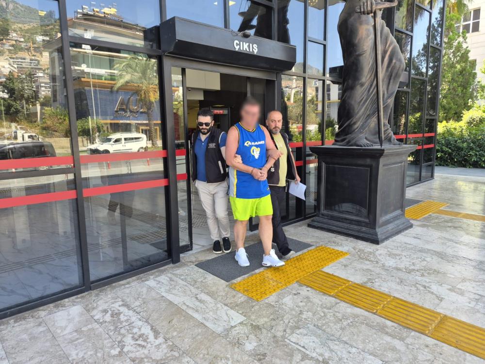 Türk bayrağına tüküren İngiliz turist tutuklandı