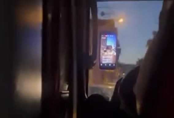 Bursa’da seyir halindeki özel halk otobüsü şoförünün yaptığına bakın! Bursa'da özel halk otobüsü