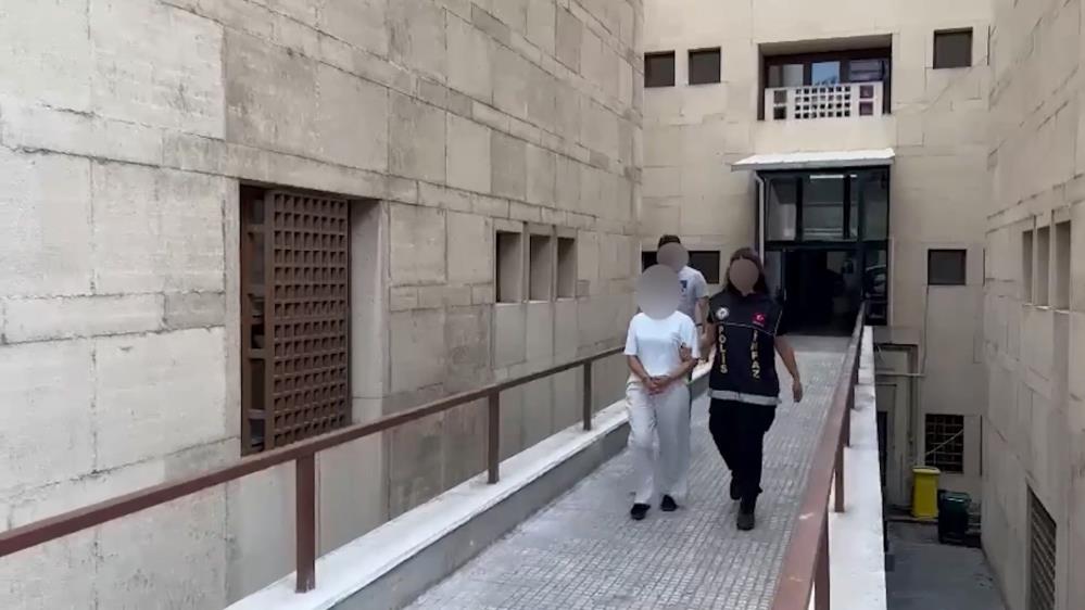 Bursa’da polisten şaşırtan taktik; Kargo görevlisi kılığına girdiler… Bursa’da aranan şahısların yakalanmasına