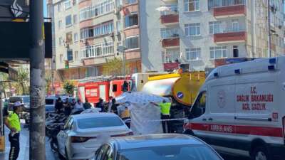 İstanbul Küçükçekmece’de yolun karşısına geçmek