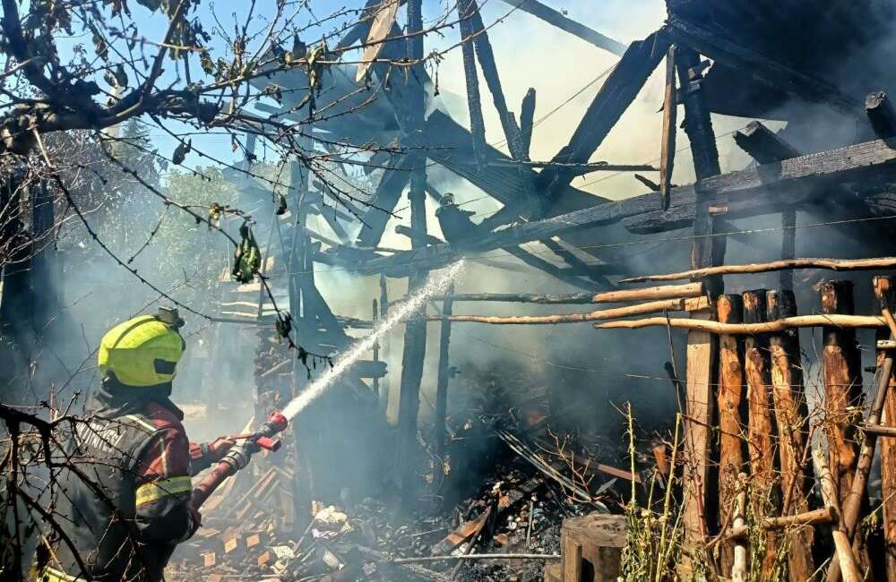 Eski köy evi alevlere teslim oldu Mersin’de eski bir köy