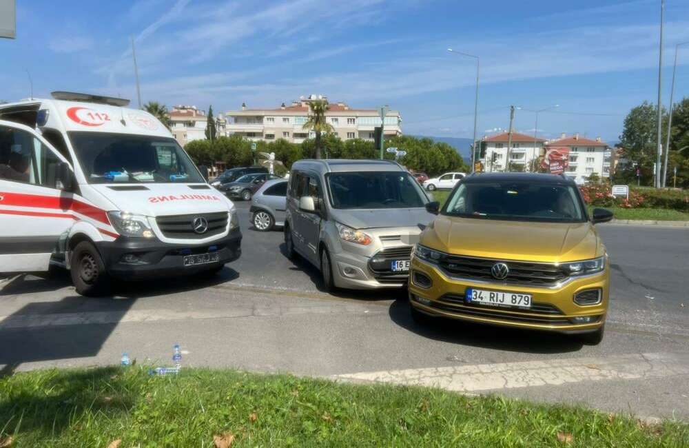 Bursa’da kavşakta iki otomobil birbirine girdi! Bursa'nın Mudanya ilçesinde iki