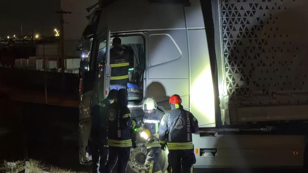 Tır bariyerleri aştı, sürücü kayıplara karıştı Kocaeli'nin Gebze ilçesinde virajı