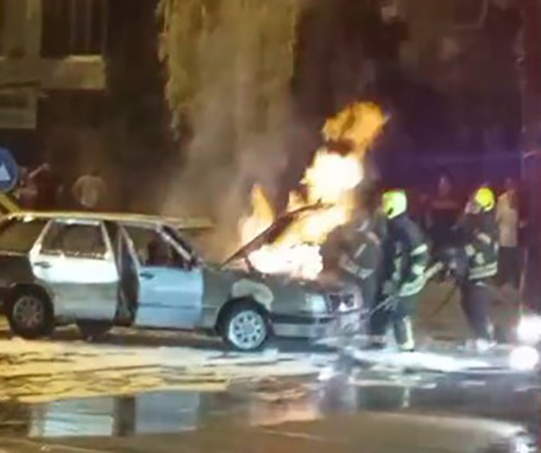 Seyir halindeki otomobil alevlere teslim oldu Mersin’de seyir halindeki otomobil