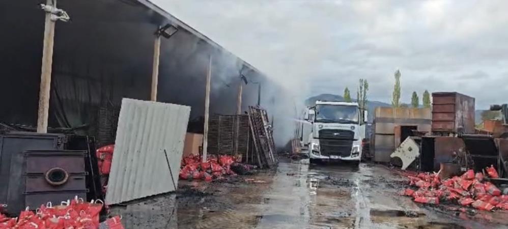 Bursa’da geceyi gündüze çeviren yangın; 17 itfaiye aracıyla müdahale…