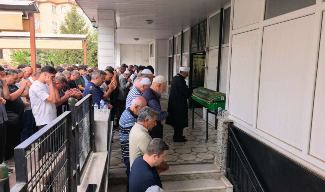 Tır kazasında hayatını kaybeden gençler son yolculuğuna uğurlandı Bursa’nın Yenişehir ilçesinde motosikletin