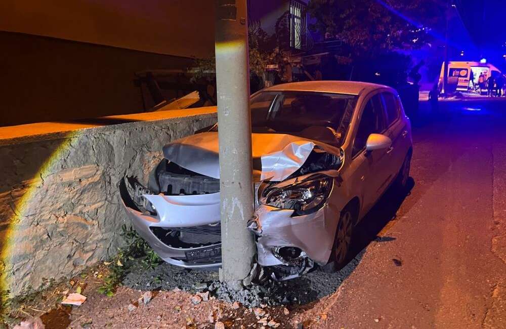 İki otomobil çarpıştı: 5 yaralı Niğde’de iki otomobilin çarpışması
