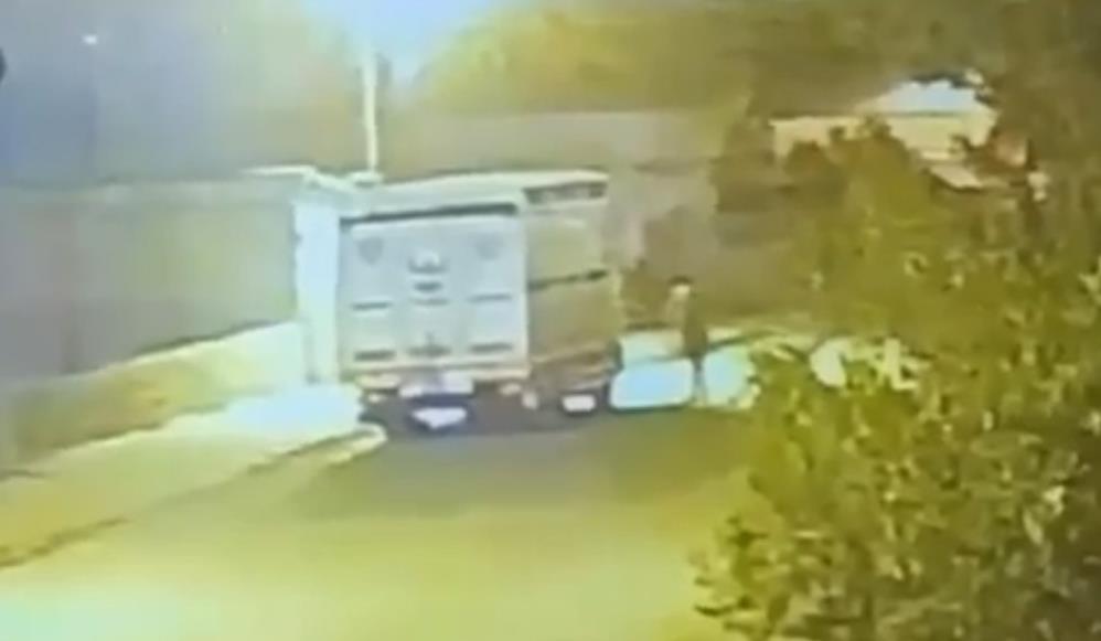 Park halindeki kamyonet kundaklandı Konya'nın Karapınar ilçesinde park