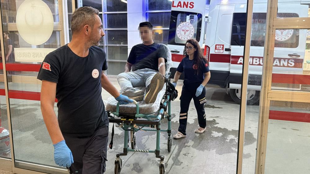 Önündeki araca çarpmamak için refüje çıktı: 2 yaralı Adıyaman’da ani fren yapan