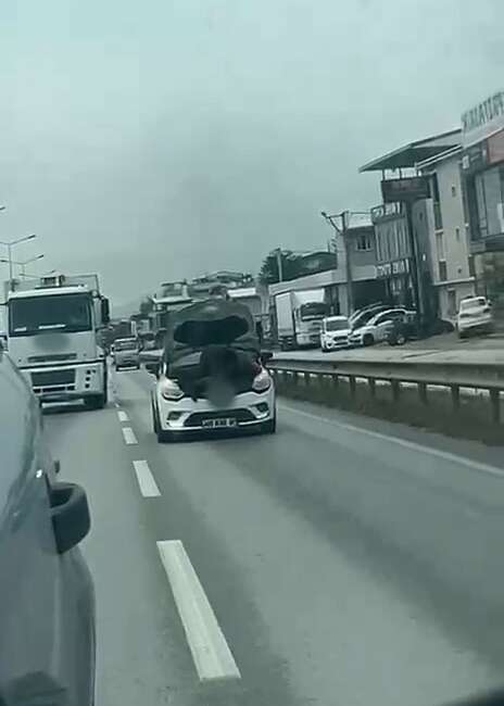 Bursa’da aracı seyir halindeyken tamir etti Bursa'da bir tamircinin, seyir