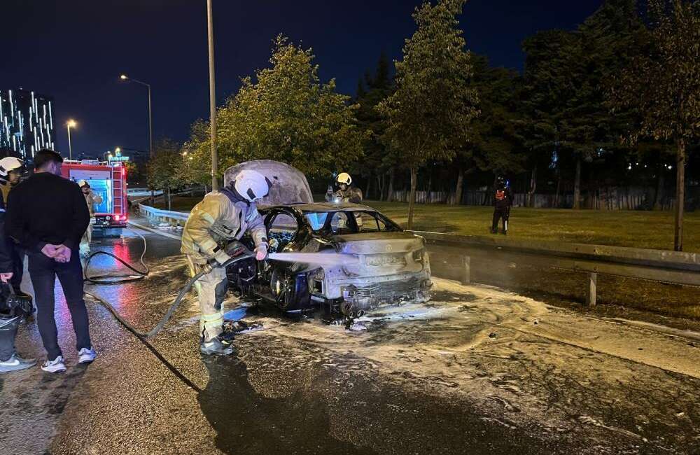 Otomobil alev topuna döndü İstanbul Bakırköy’de yol üzerinde