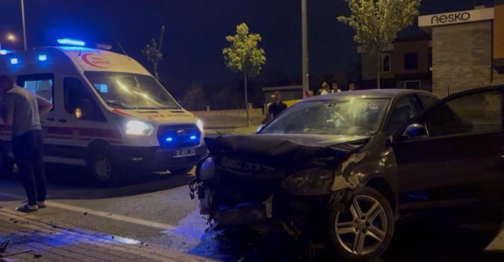 Kontrolden çıkan otomobil duvara çarptı Kayseri’nin Melikgazi ilçesinde sürücüsünün