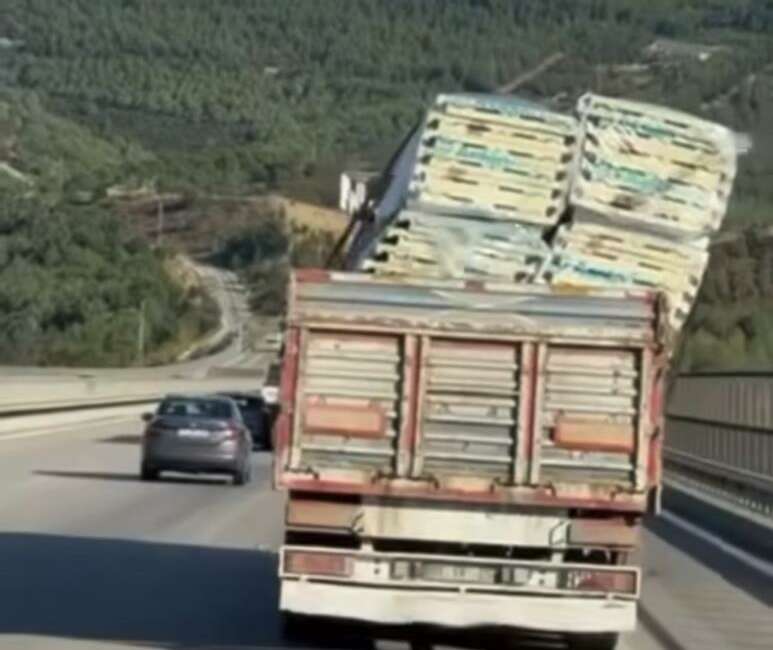 Bursa’da trafikte bu şekilde ilerledi Bursa’da bir tırın dorsesinde