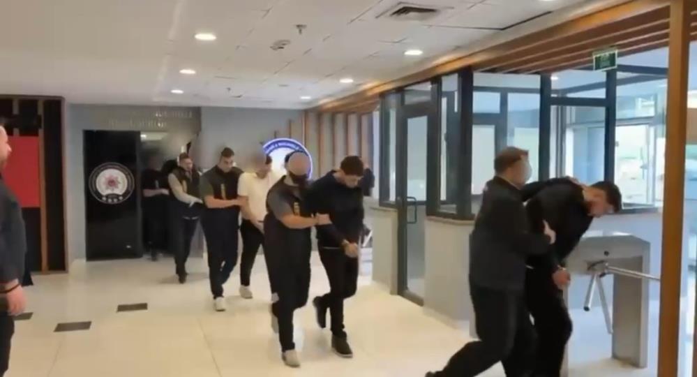 Bursa’da kadın kılığına girip vatandaşı dolandırdılar! Bursa’da kadın kılığına girip vatandaşı dolandırdılar!
