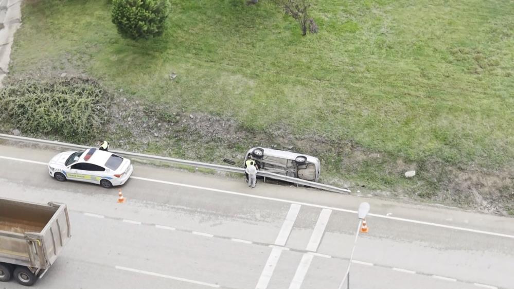 Bursa’da yağış sonrası araç kontrolden çıktı! Bursa'da yağış sebebiyle sürücüsünün