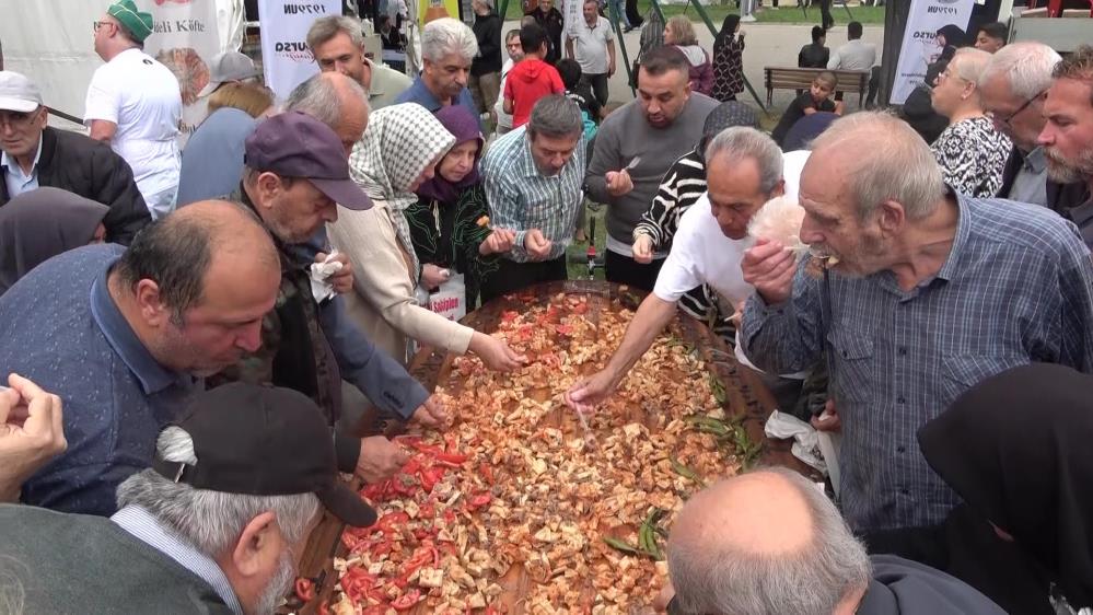 Bursa’da festivalde görenleri şaşırtan ikram! Bursa'da düzenlenen Gastronomi Festivali