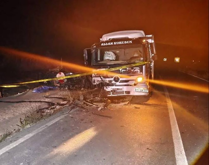 Kamyon ile otomobil kafa kafaya çarpıştı: 1 ölü, 1 yaralı Konya'nın Yalıhüyük ilçesinde otomobil
