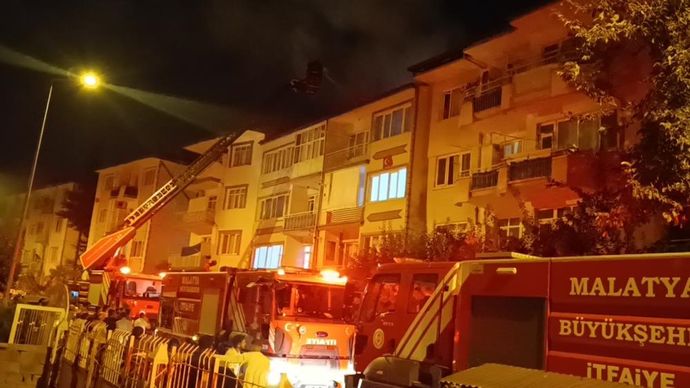 4 katlı binanın çatısında yangın Malatya’da 4 katlı bir