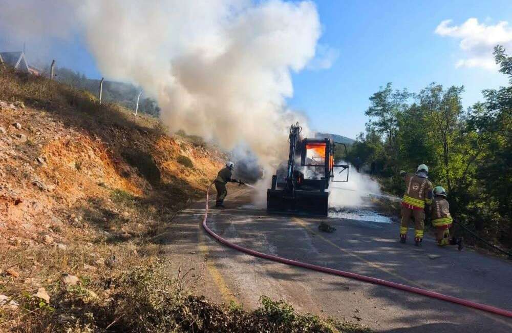 İş makinesi alevlere teslim oldu Hatay'ın İskenderun ilçesinde alevlere