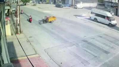 Adana'da 2 çocuğunu motosikletle okula