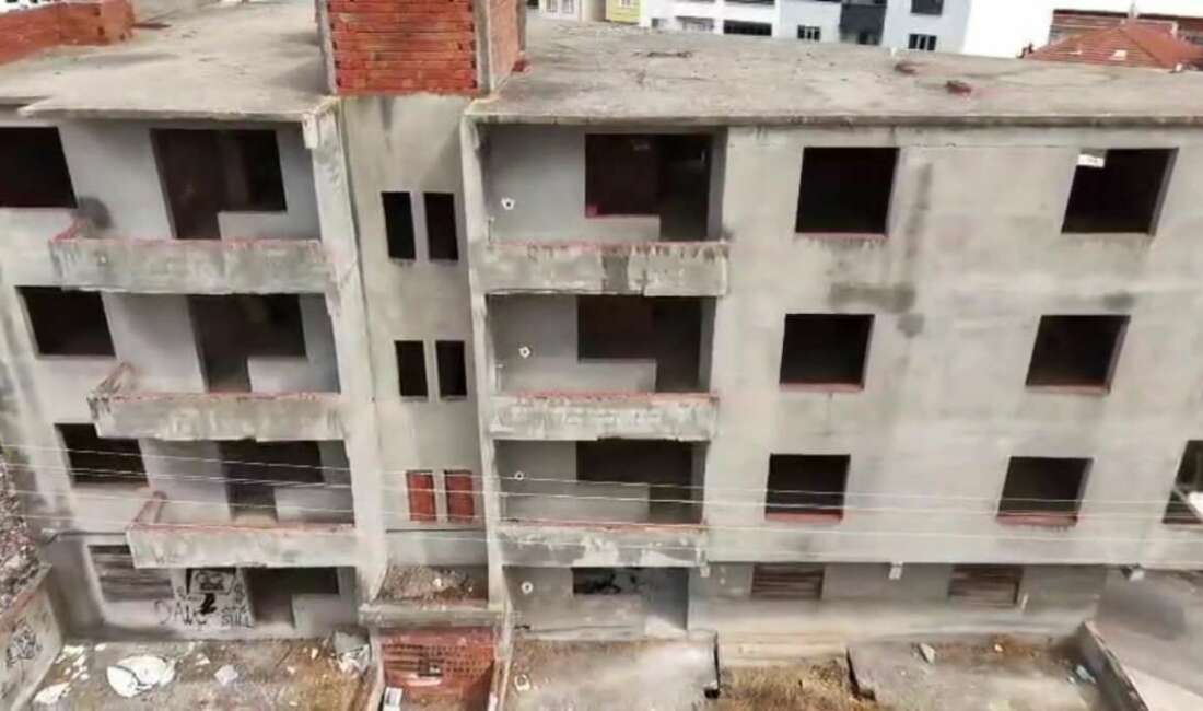 Karacabey’de 30 yıldır tamamlanmayan bina mahalleliyi tedirgin ediyor Bursa’nın Karacabey ilçesinde yaklaşık