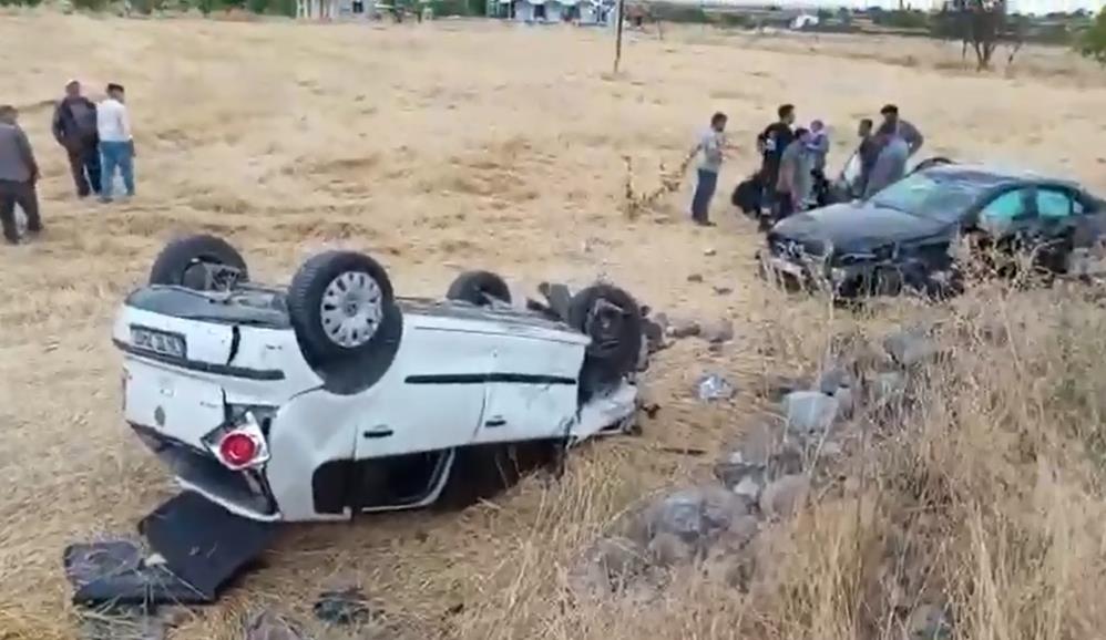 Otomobil park halindeki araca çarptı: 5 yaralı Aksaray’da seyir halindeki