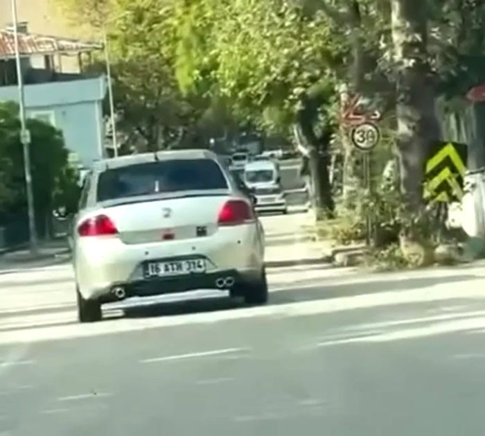 Bursa trafiğinde tehlikeli hareketler! Bursa'da bir otomobil sürücüsünün