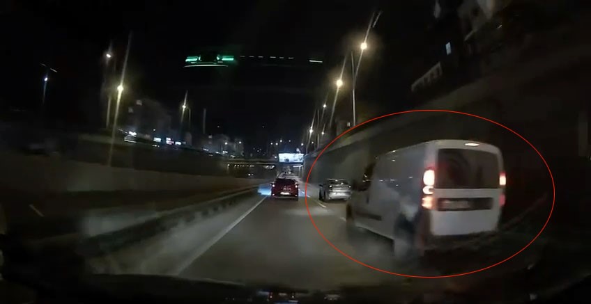 Bursa’da makas atarak herkesin canını tehlikeye attı! Bursa'da hafif ticari otomobil