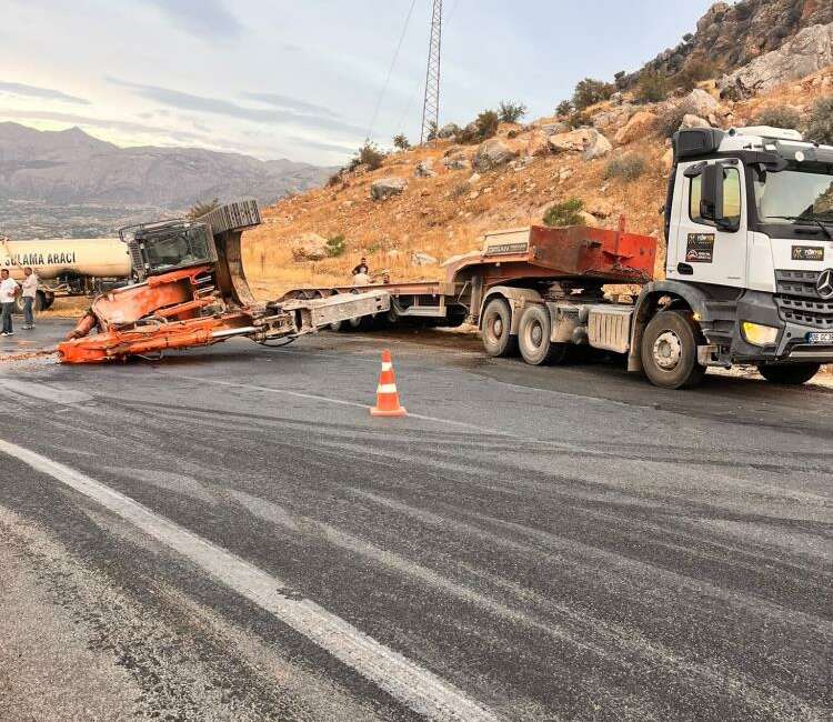 Tırın üzerindeki iş makinesi yola düştü Adıyaman’ın Kahta ilçesinde