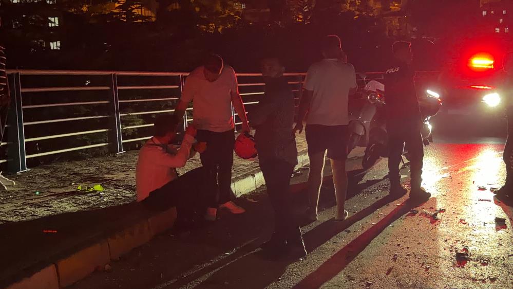 Virajı alamayan otobüs iki otomobile çarptı Kocaeli'nin Gebze ilçesinde virajı
