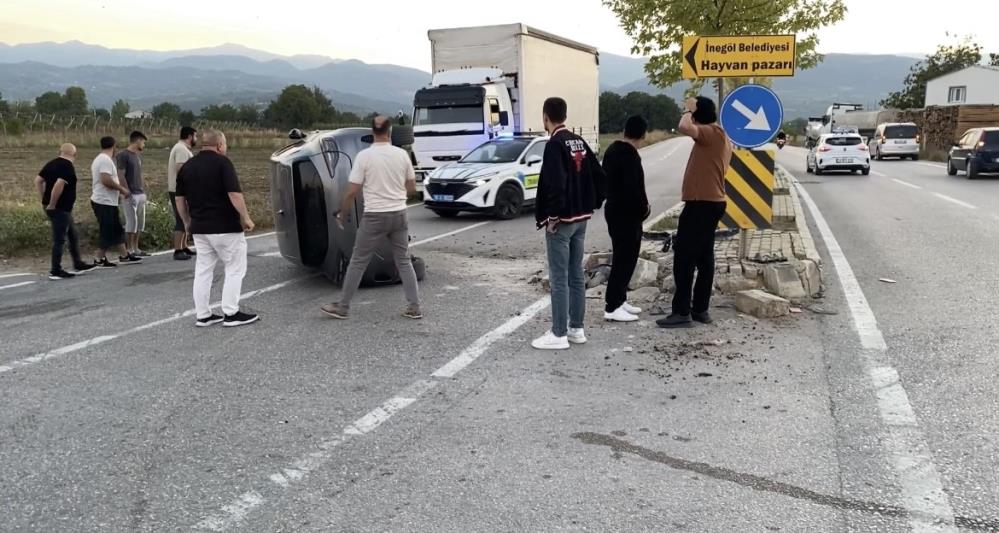 Bursa’da kazayı önlemek isterken kaza yaptı; Otomobil bu hale geldi Bursa'nın İnegöl ilçesinde iki