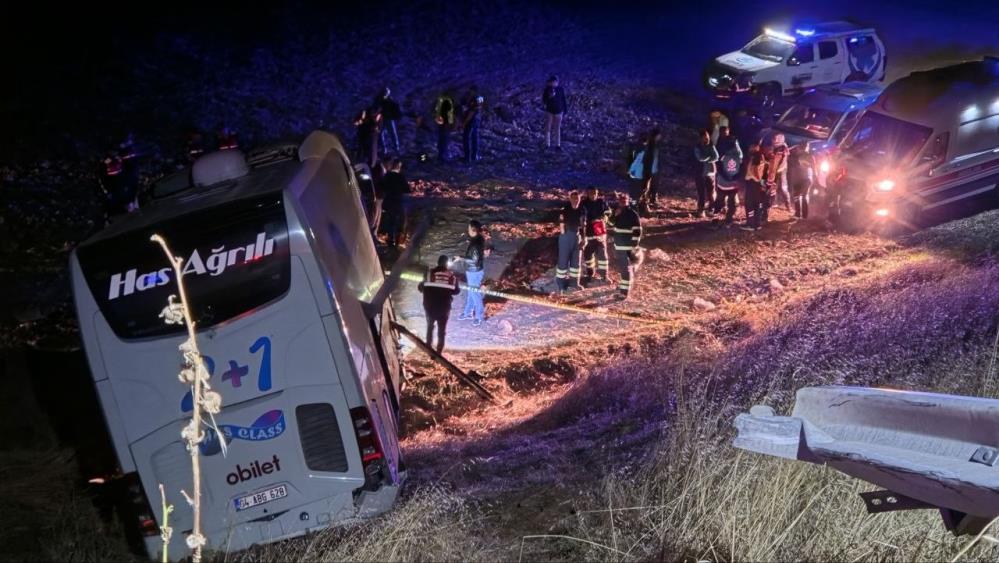 Yolcu otobüsü şarampole uçtu: 2’si ağır 24 yaralı Amasya'da yolcu otobüsünün bariyerlere