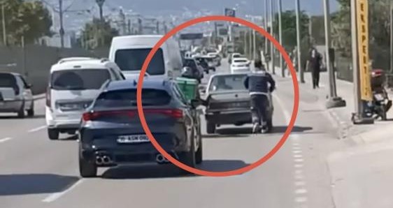 Bursa’da arızalanan araca bakın nasıl yardım ettiler! Bursa'da seyir halindeyken