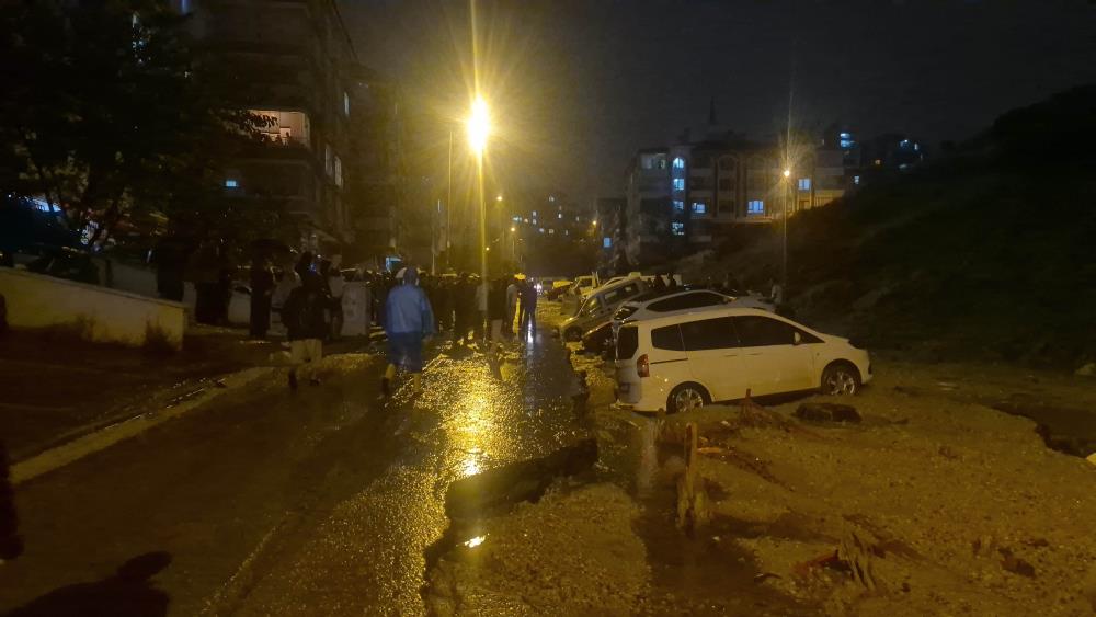 Ankara’da yol çöktü, onlarca araç mahsur kaldı Ankara'nın Keçiören ilçesinde sağanak