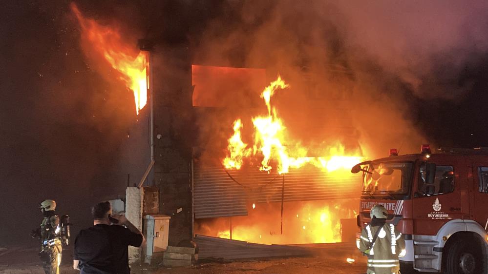 Lastikçi dükkanında çıkan yangın 5 iş yerine sıçradı İstanbul Esenyurt'ta oto lastikçi