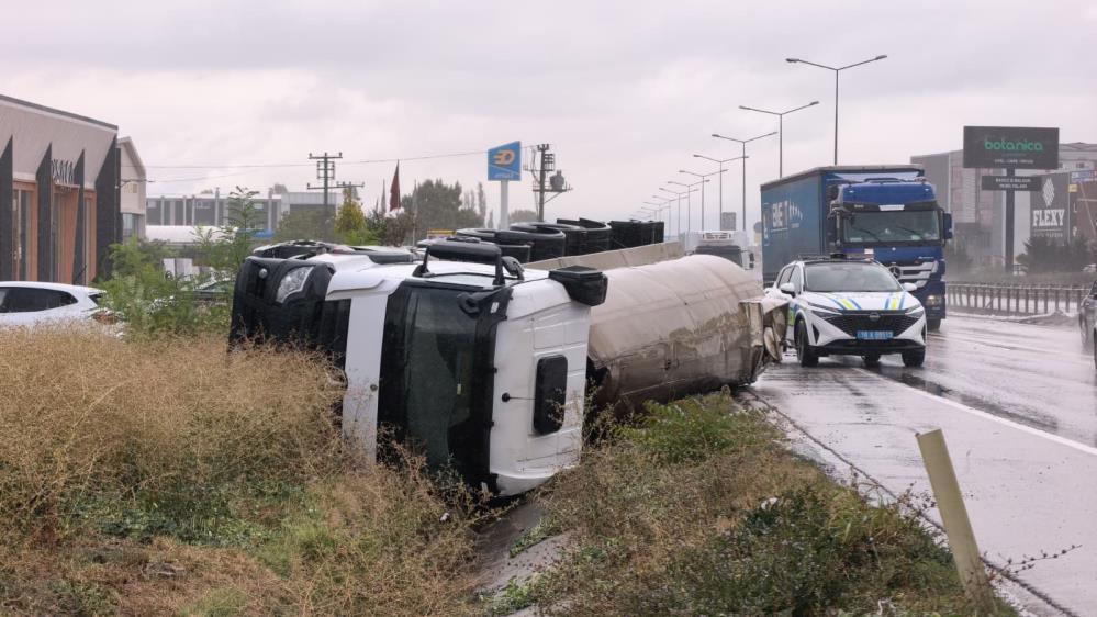 Bursa’da sıvı tuz yüklü tanker devrildi! Bursa'nın İnegöl ilçesinde yağış