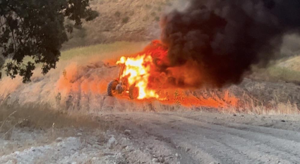 Traktör alev alev yandı Adıyaman’da, tarla sürerken alev