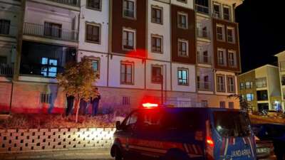 Manisa’nın Kula ilçesinde, balkonda bulunduğu