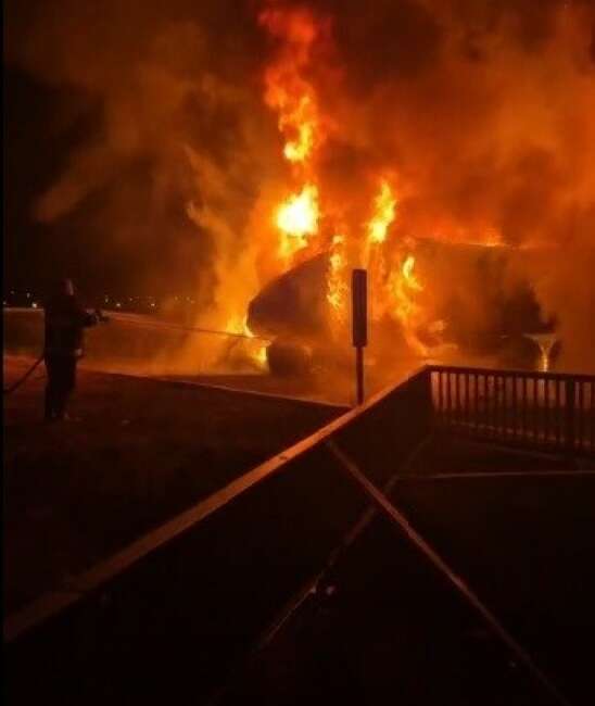 Seyir halindeki tır alev alev yandı Kars’ta seyir halindeki tır,
