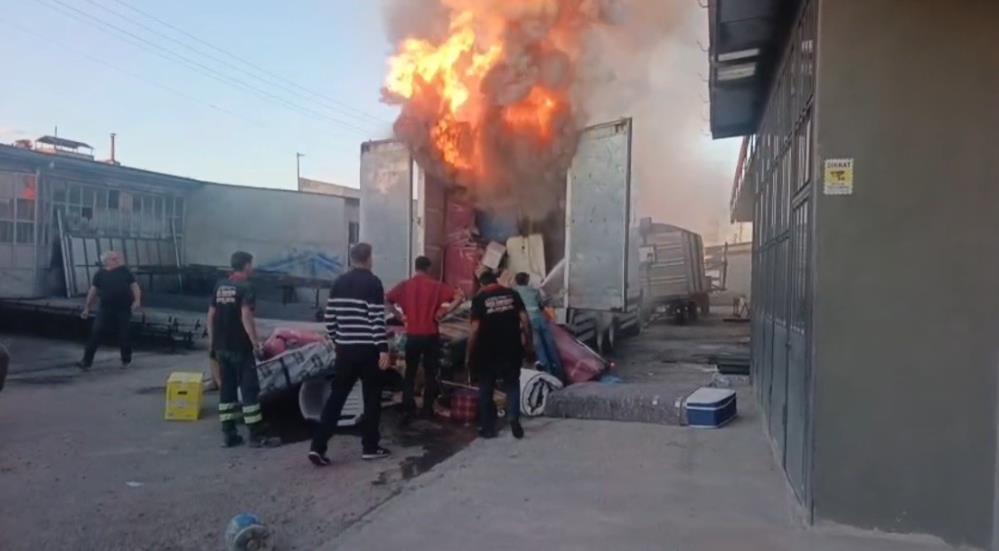 Nakliye kamyonu alev alev yandı Kars’ta Sanayi Sitesi’nde içerisinde