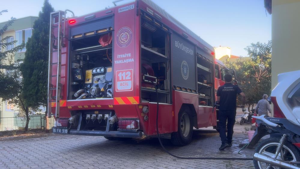 Bursa’da korkutan yangın; Odunlar bir anda alev aldı Bursa'da apartmanın garaj bölümünde
