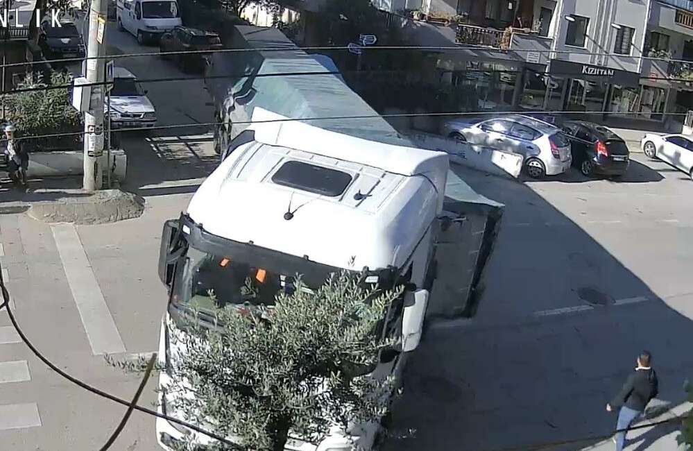 Bursa’da dar sokaktan dönüş yapmak isteyen tır her şeyi devirdi! Bursa'da dar sokaktan dönüş