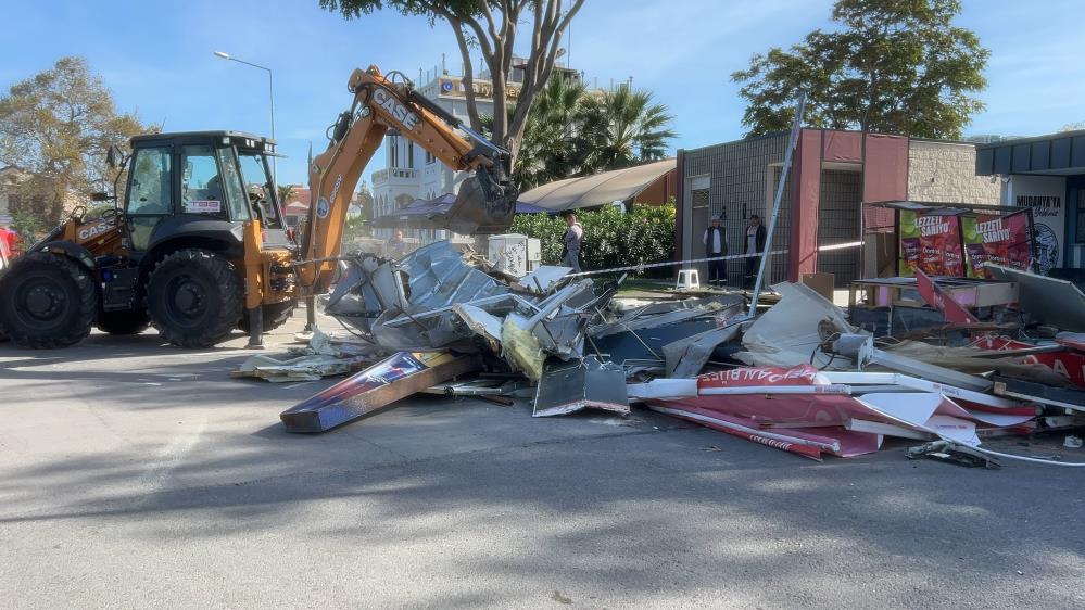 Mudanya meydandaki o büfe yıkıldı! Bursa'nın Mudanya ilçesinde uzun