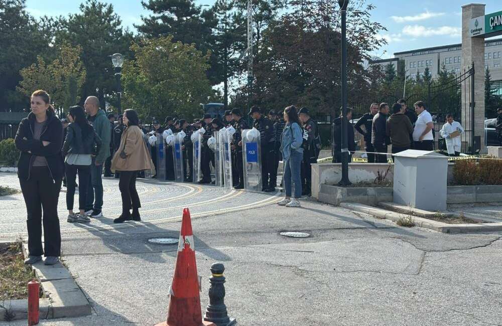 Ankara'da Anayasa Mahkemesi önünde